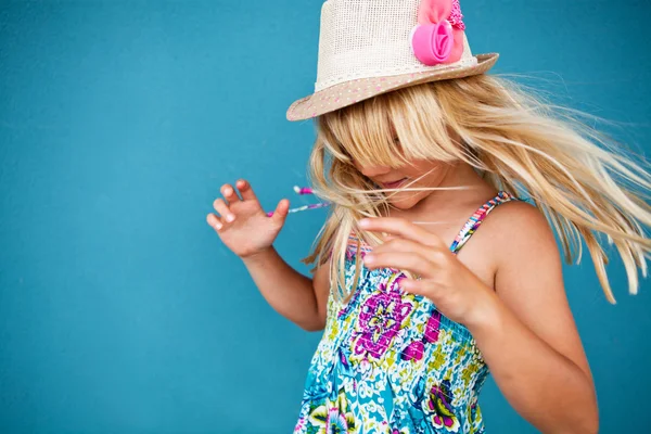 Verspielte süße junge Mädchen — Stockfoto