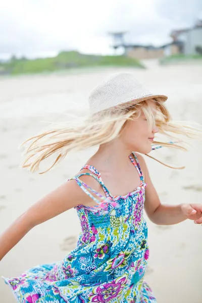 Menina bonito se divertindo na praia — Fotografia de Stock