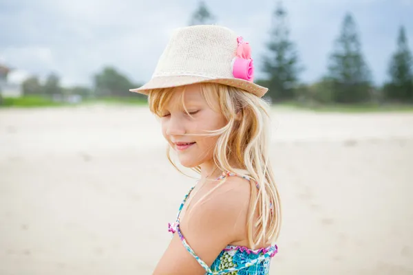 Χαριτωμένο νεαρό κορίτσι στην παραλία — Φωτογραφία Αρχείου