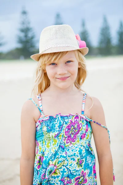 可爱的年轻女孩，在海滩 — 图库照片