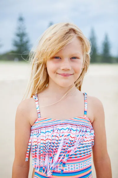 Jeune fille mignonne à la plage — Photo