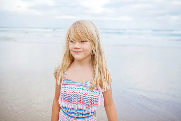 Cute young girl at beach — Stock Photo, Image