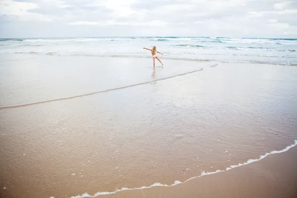 Fiatal lány szórakozás a strandon — Stock Fotó