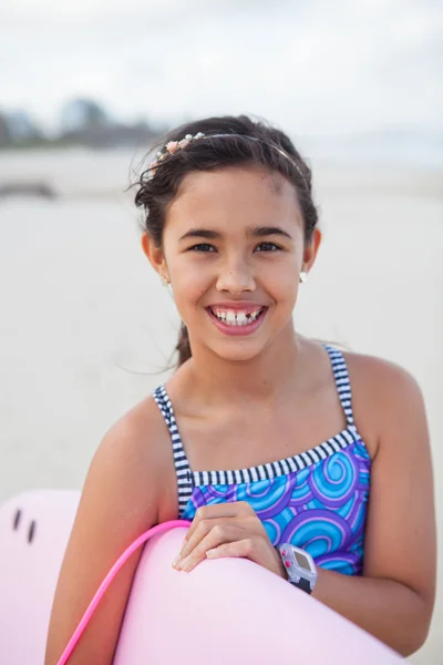 Chica joven feliz con tabla de surf — Foto de Stock