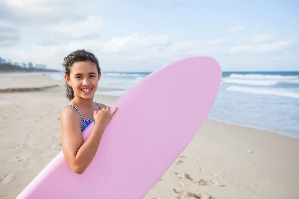 Gelukkig jong meisje met surfboard — Stockfoto