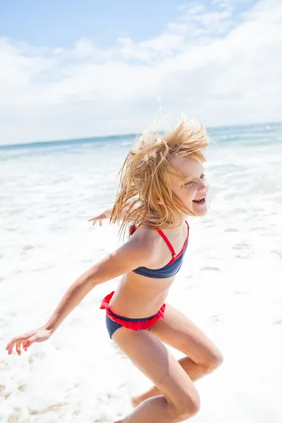 Ung tjej att ha kul på stranden — Stockfoto