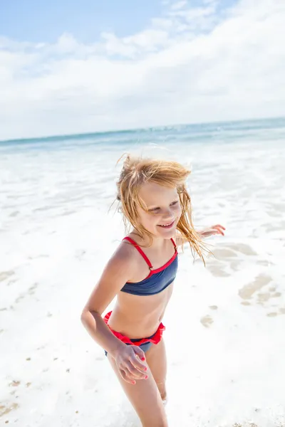 Ung tjej att ha kul på stranden — Stockfoto