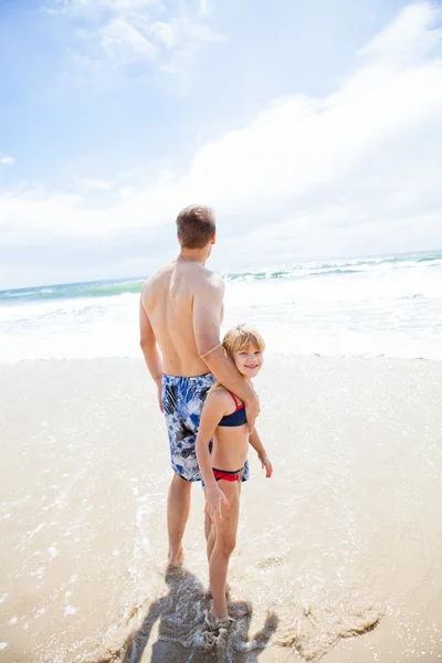 Ojciec i szczęśliwy córki na plaży — Zdjęcie stockowe