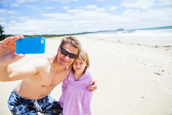 Πατέρας λήψη φωτογραφίας selfie με την κόρη στην παραλία — Φωτογραφία Αρχείου