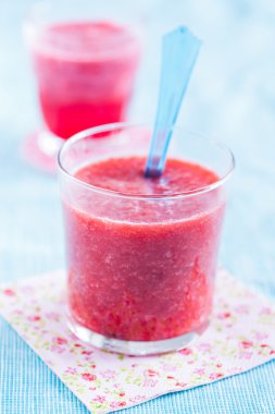 Bardakta çilekli smoothie