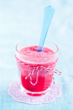 Bardakta çilekli smoothie