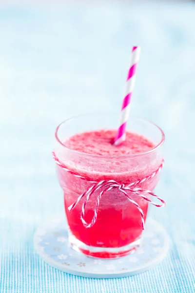 Batido de fresa en vidrio — Foto de Stock