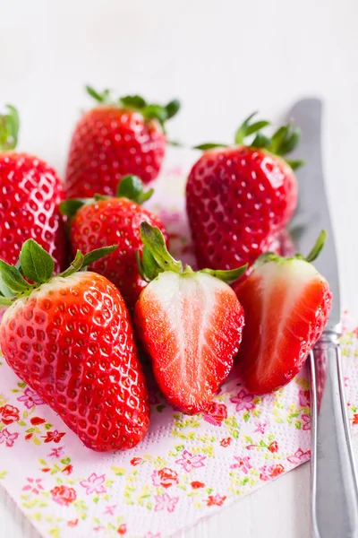 Fresh strawberries and knife — Stock Photo, Image