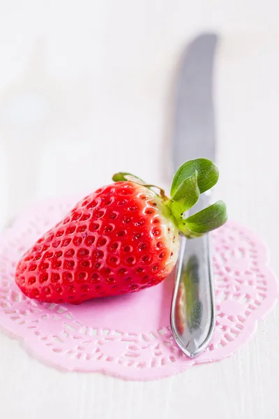 Fresh whole strawberry and knife — Stock Photo, Image