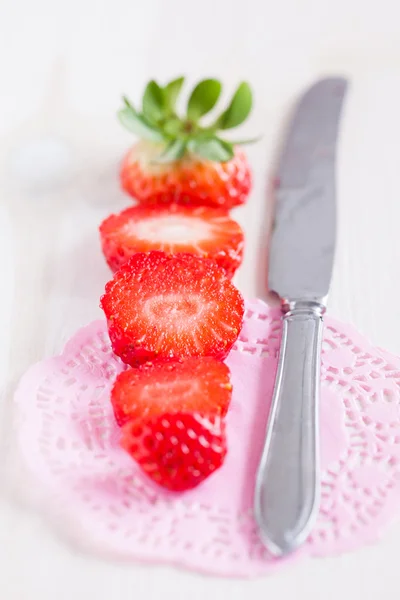 Skivade jordgubbar och kniv — Stockfoto
