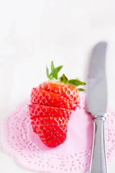 Kuttet jordbær og kniv – stockfoto
