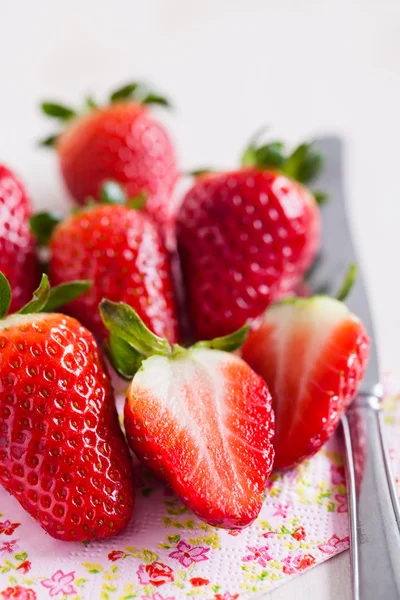 Fresh strawberries and knife — Stock Photo, Image