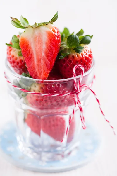 유리에 신선한 딸기 — 스톡 사진
