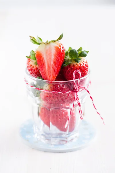 Fragole fresche in vetro — Foto Stock