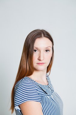 ciddi görünümlü kadın