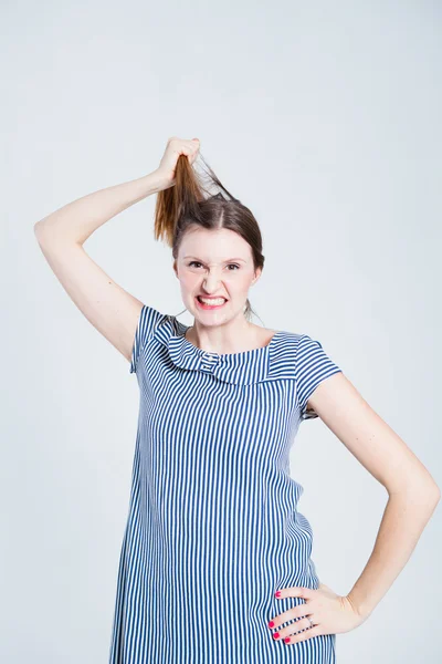 Aantrekkelijke vrouw haar haren trekken — Stockfoto