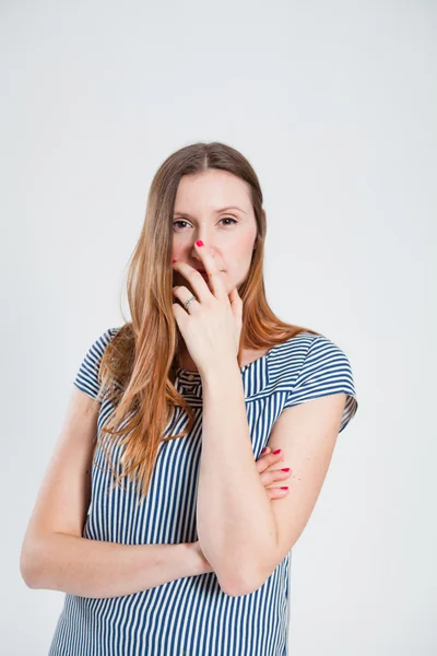 Atractiva mujer cogida de la mano cerca de la cara — Foto de Stock