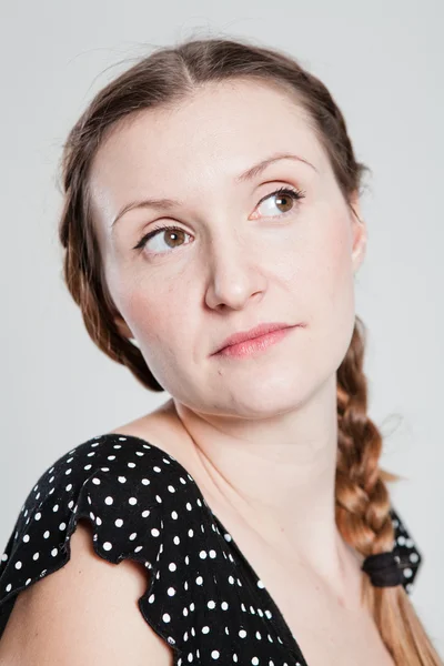 Retrato de mulher atraente olhando para o lado — Fotografia de Stock