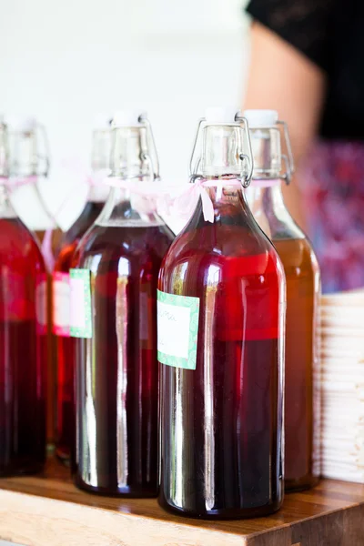 Flaschen mit fruchtigen Apertifs — Stockfoto
