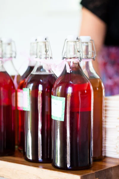 Bouteilles d'apéritifs fruités — Photo