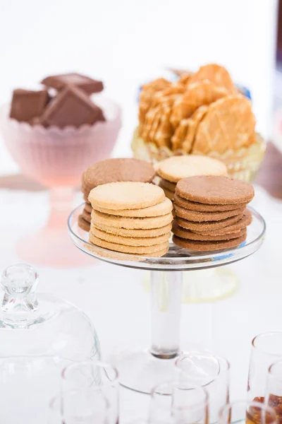 Biscoitos em bandeja de vidro — Fotografia de Stock