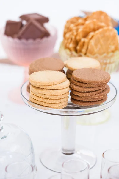 Sušenky na skleněný talíř — Stock fotografie