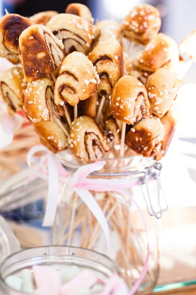 Small cinnamon buns on sticks — Stock Photo, Image