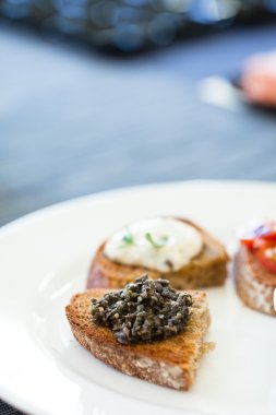 Bruschetta meze tabağı üzerinde
