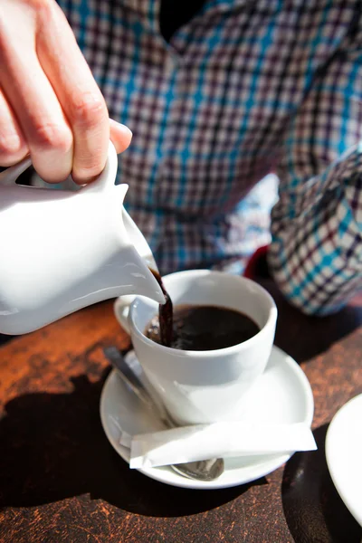 Pouring black filter coffee — Stock Photo, Image