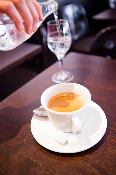 Xícara de café expresso e água potável — Fotografia de Stock