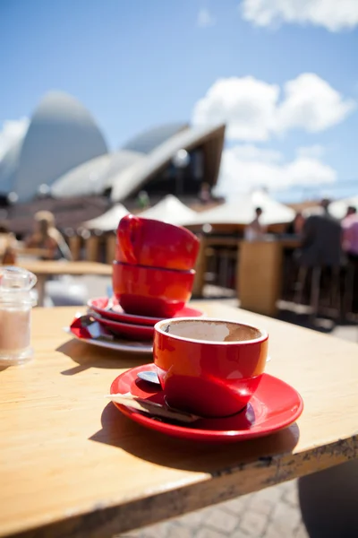 Cani goi de cafea pe masa cafenelei în aer liber Fotografie de stoc