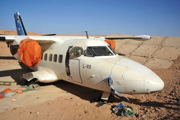 Flugzeug l-410 in Flughafen-Anlegern — Stockfoto