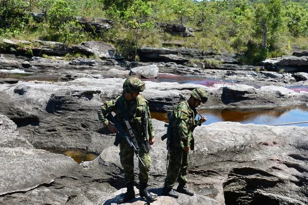 Στρατιώτες από τον κολομβιανό στρατό εποπτεύει το έδαφος — Φωτογραφία Αρχείου