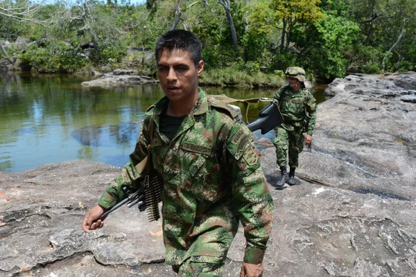 Soldaten patrouillieren auf dem Gebirgsfluss. — Stockfoto