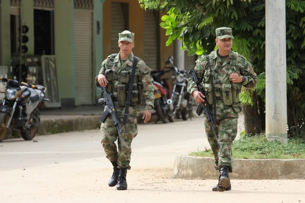 Soldaten patrouillieren in der Stadt — Stockfoto