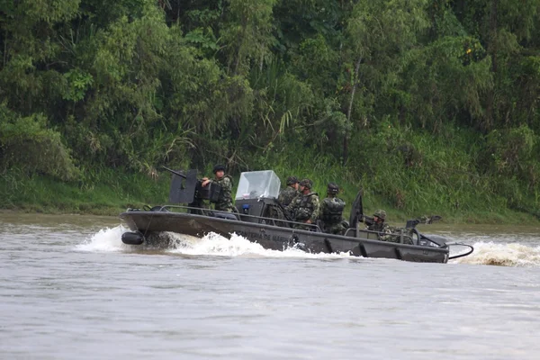 Reid marinsoldater på floden guaviare — Stockfoto
