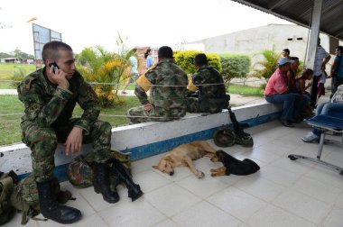 uçağa binmeden önce denizciler