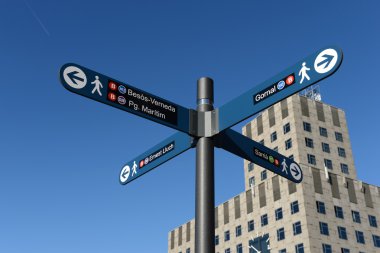 bir işaretçi bir şehir sokakta Barcelona, İspanya