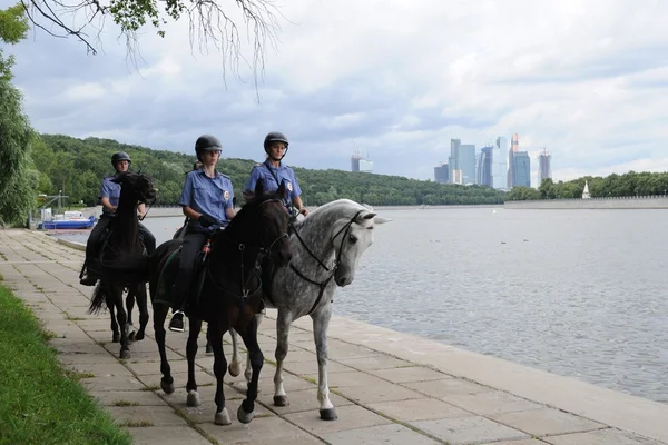 Bereden politie patrouilleren in Moskou park — Stockfoto