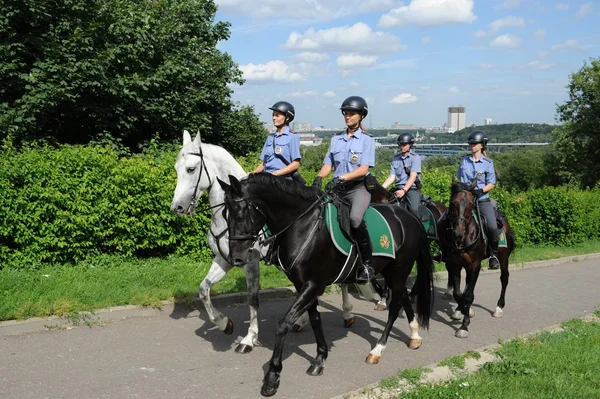 Pattuglia di polizia montata Mosca parco — Foto Stock