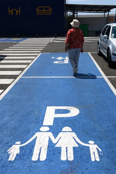 Segnale parcheggio per famiglie numerose — Foto Stock