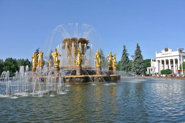 Brunnen der Völkerfreundschaft im Allrussischen Ausstellungszentrum in Moskau — Stockfoto