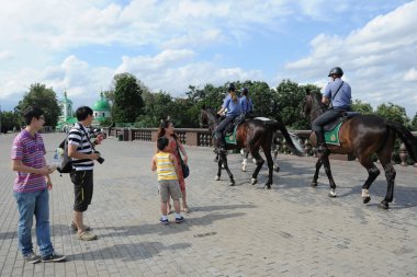 Atlı polis Moskova park devriye geziyor.