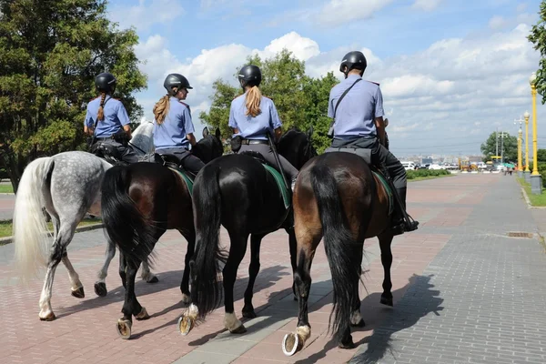 Mounted police patrol Moscow park — Stock Photo, Image