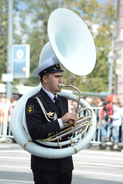 Orchester aus Russland bei der Parade der Teilnehmer des internationalen Militärorchesters — Stockfoto